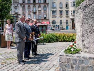 Koszorúzás a Trianon emlékműnél_20170604-én