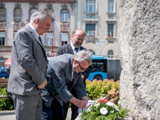 Koszorúzás a Trianon emlékműnél_20170604-én