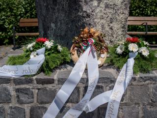 Koszorúzás a Trianon emlékműnél_20170604-én