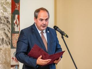 Vashegyi György, az MMA elnöke köszönti a kiállítás résztvevőit