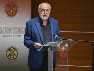 Dr. Szabó András előadóművész a Trianoni Szemle 2023 évi különszámok bemutatóján