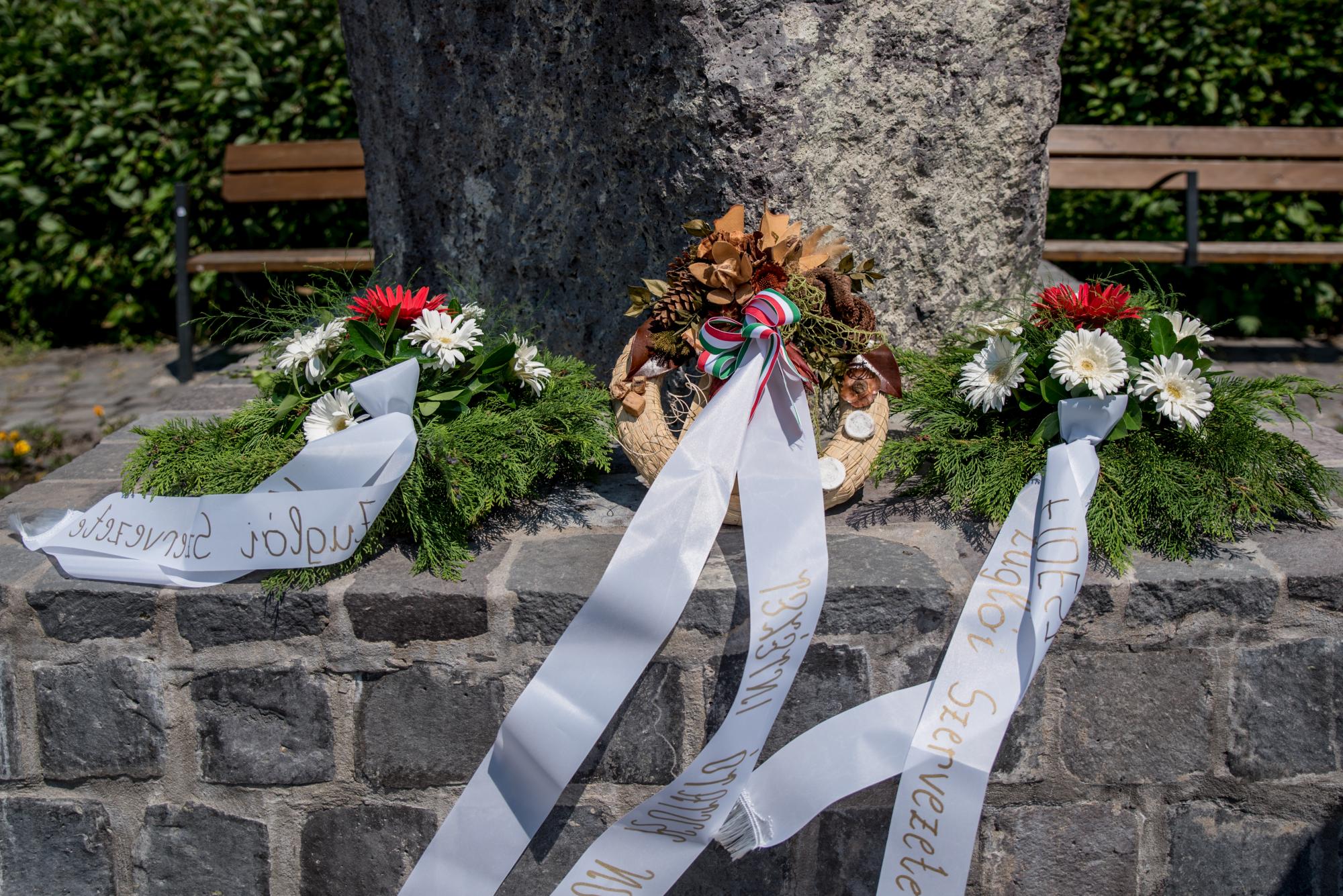 Koszorúzás a Trianon emlékműnél_20170604-én