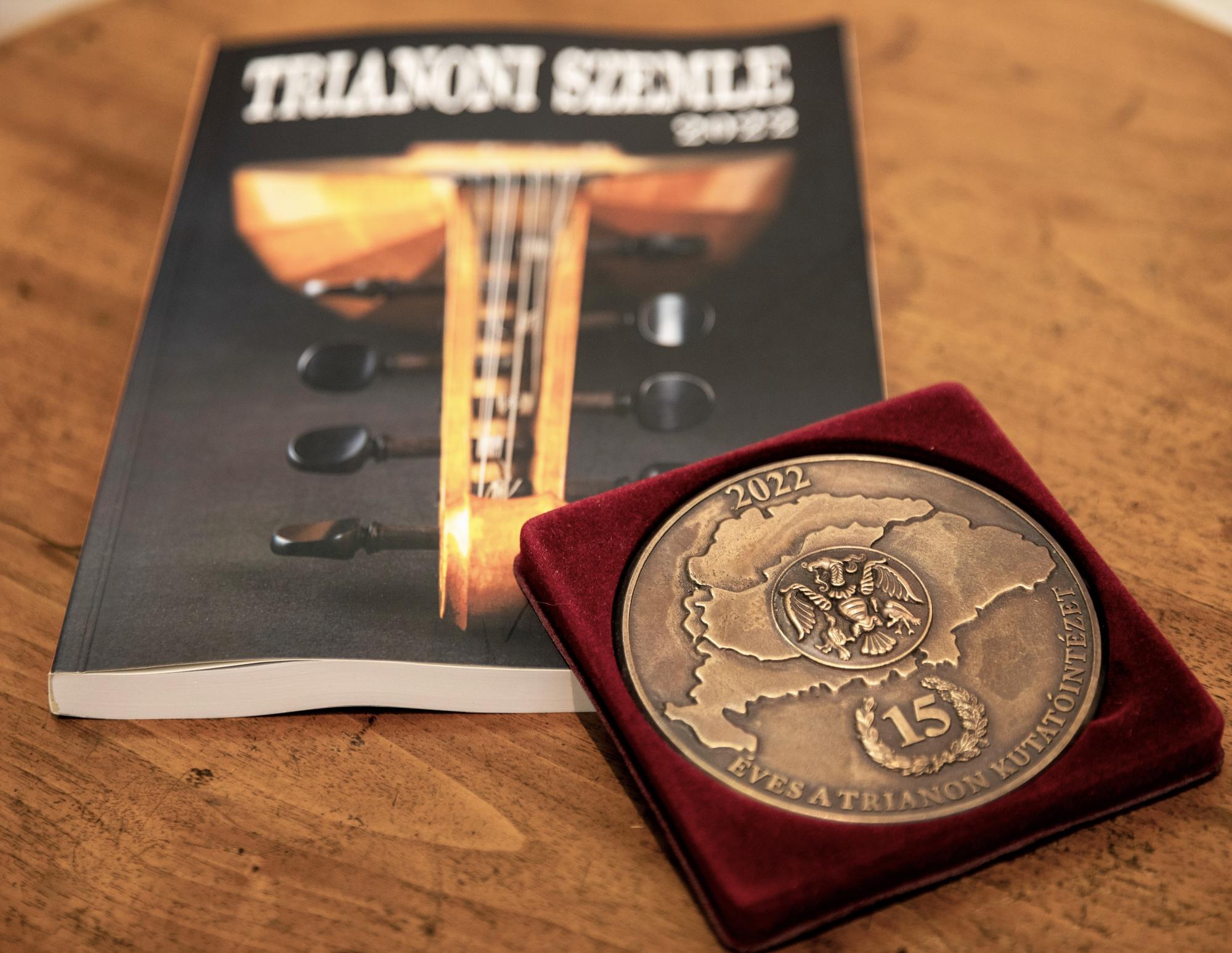 Trianoni Szemle 2022 Különszám és 15 éves a Trianon Kutatóintézet emlékplakett (fotó: Nyirkos Zsófia)