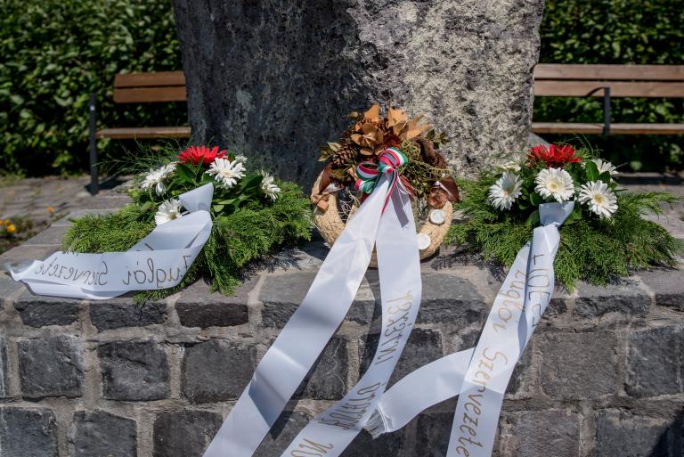 Koszorúzás a Trianon emlékműnél_20170604-én